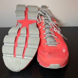 On cloud cloudsurfer cloudtec running sneakers